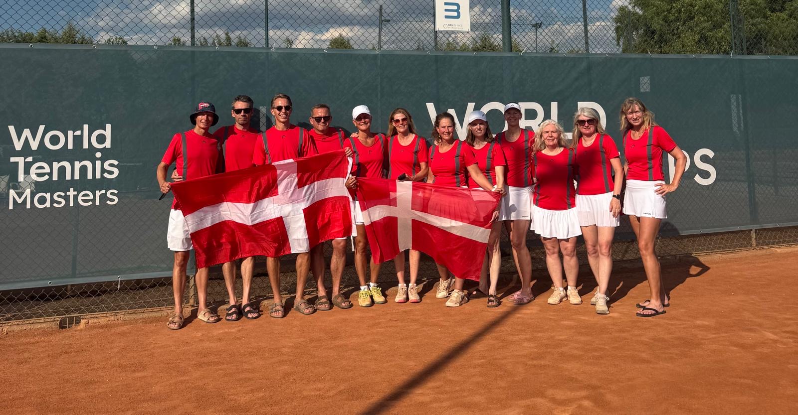 Danske mastersspillere samlet ved World Tennis Masters med Dannebrog